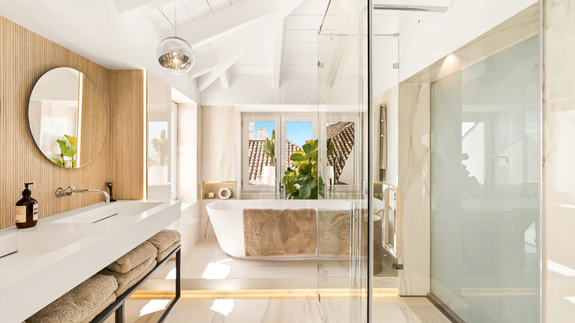 Ático Dúplex Reformado en Monte Paraíso, Milla de Oro de Marbella