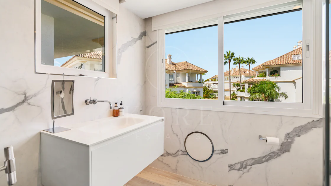 Ático Dúplex Reformado en Monte Paraíso, Milla de Oro de Marbella