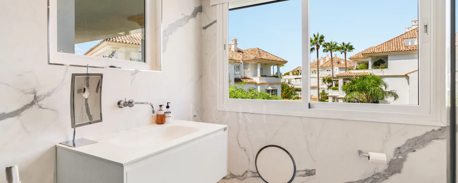 Ático Dúplex Reformado en Monte Paraíso, Milla de Oro de Marbella