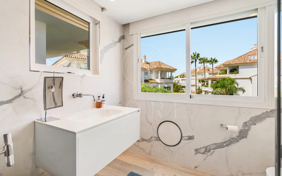 Ático Dúplex Reformado en Monte Paraíso, Milla de Oro de Marbella