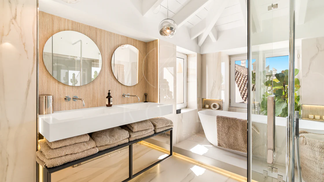 Ático Dúplex Reformado en Monte Paraíso, Milla de Oro de Marbella