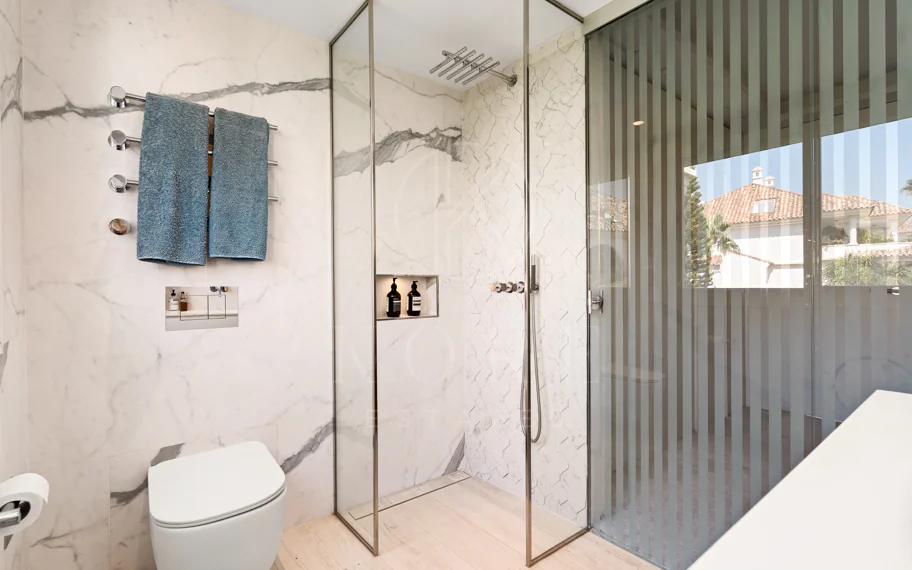 Ático Dúplex Reformado en Monte Paraíso, Milla de Oro de Marbella