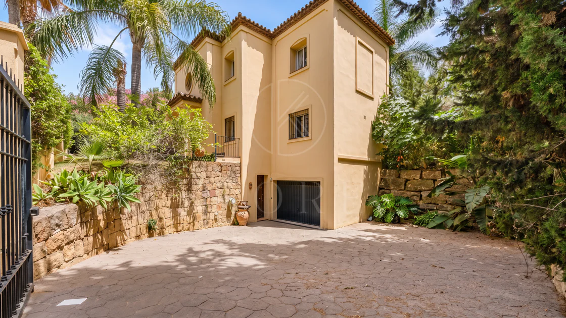 Elegant Villa For Sale in Nueva Andalucia, Marbella