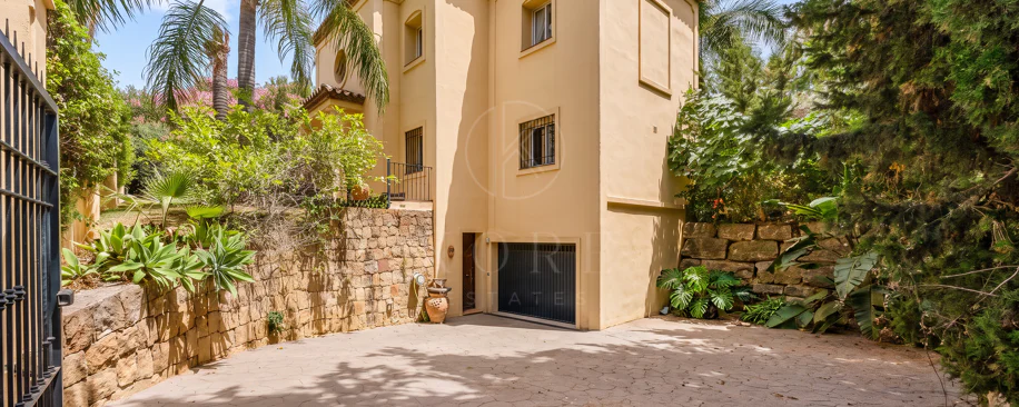 Elegant Villa For Sale in Nueva Andalucia, Marbella