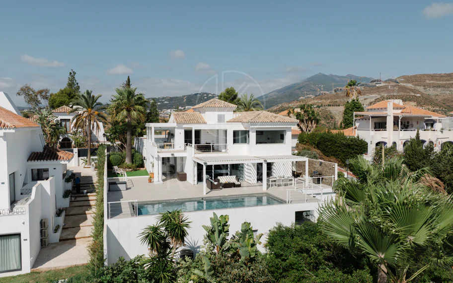 Exclusiva villa en Nueva Andalucía con vistas panorámicas