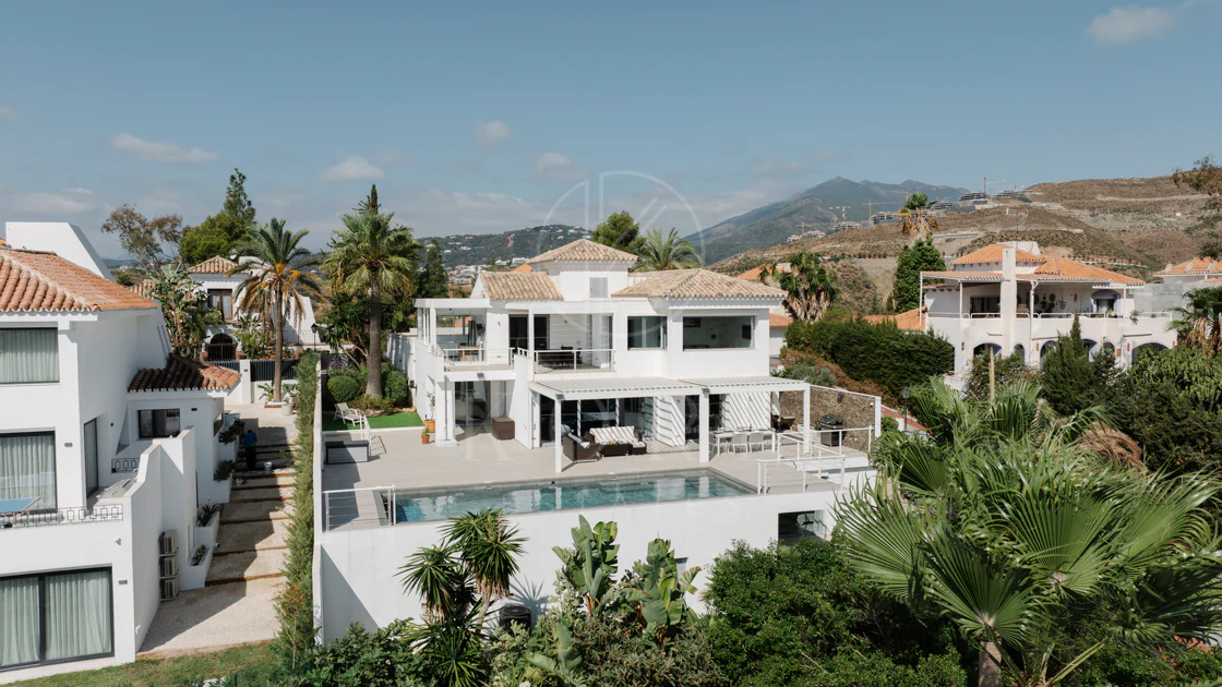 Exclusive Villa in Nueva Andalucía with Panoramic Views