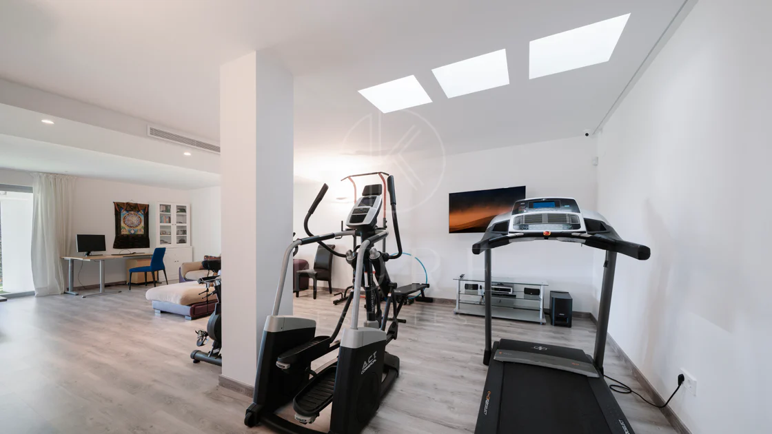 Exclusive Villa in Nueva Andalucía with Panoramic Views