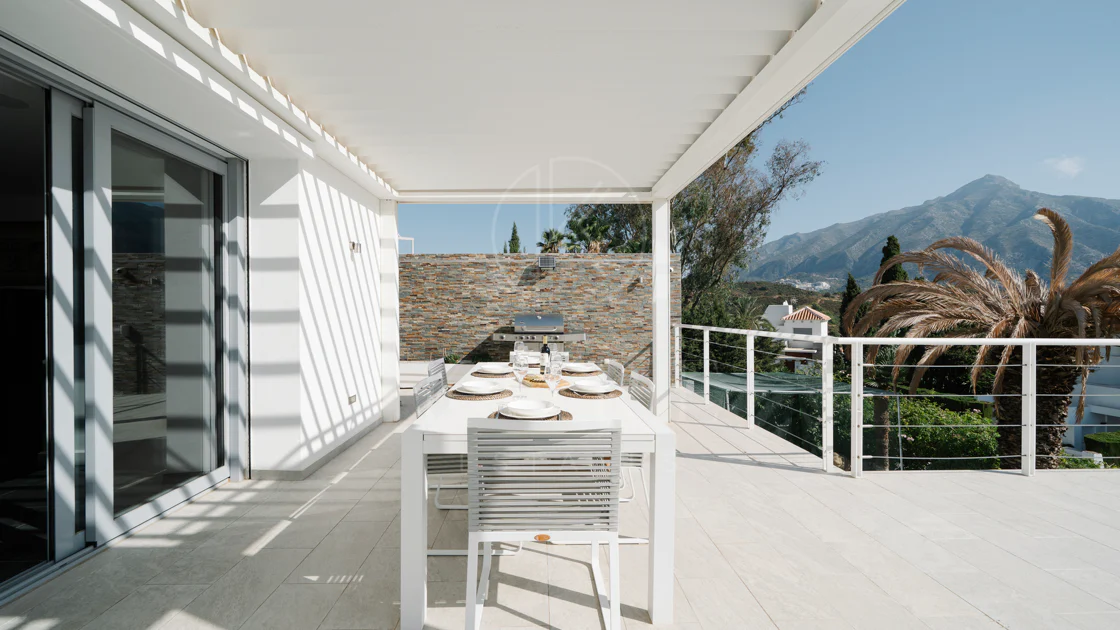 Exclusive Villa in Nueva Andalucía with Panoramic Views