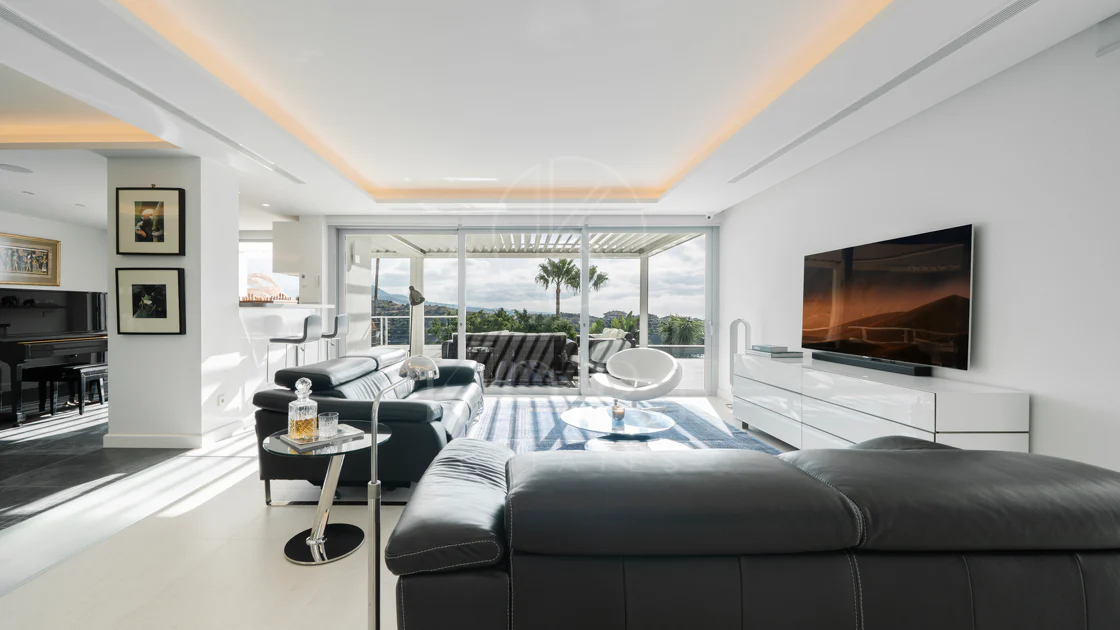 Exclusive Villa in Nueva Andalucía with Panoramic Views