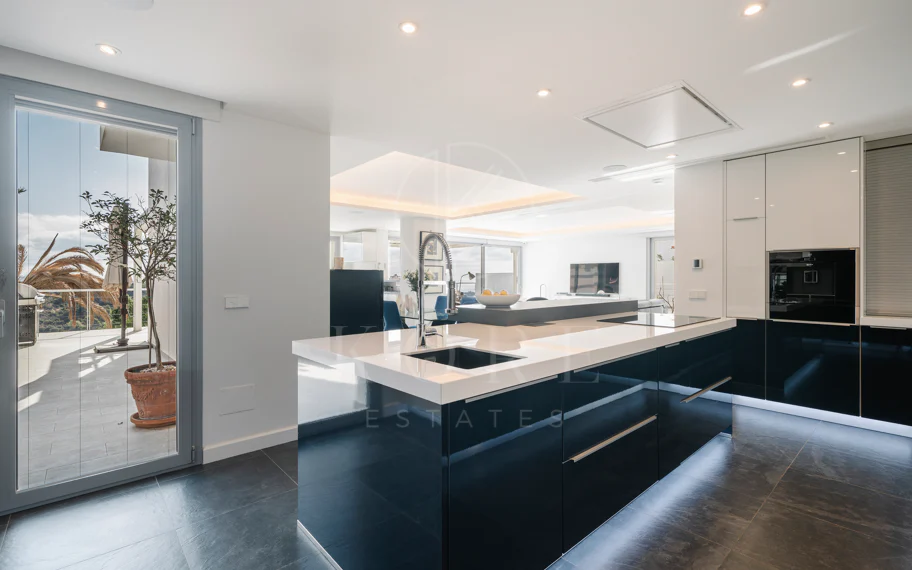 Exclusiva villa en Nueva Andalucía con vistas panorámicas