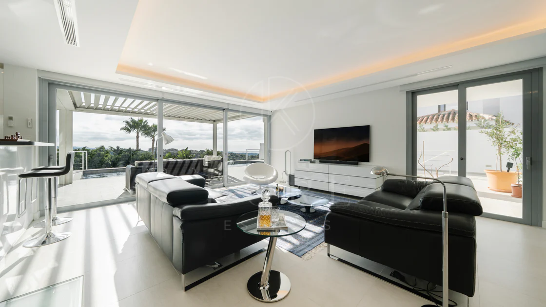 Exclusive Villa in Nueva Andalucía with Panoramic Views