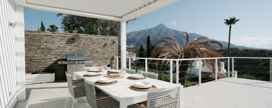 Exclusive Villa in Nueva Andalucía with Panoramic Views