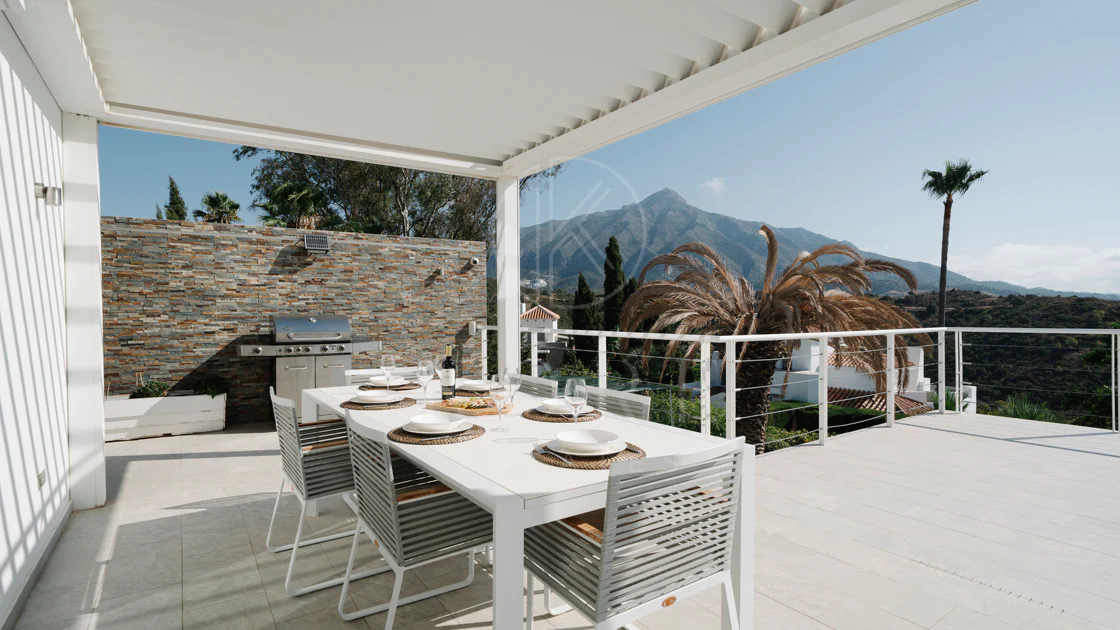 Exclusive Villa in Nueva Andalucía with Panoramic Views