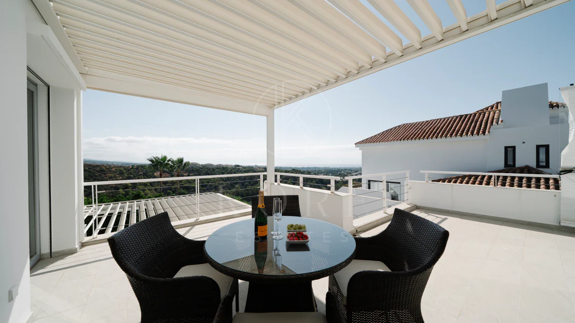 Exclusive Villa in Nueva Andalucía with Panoramic Views