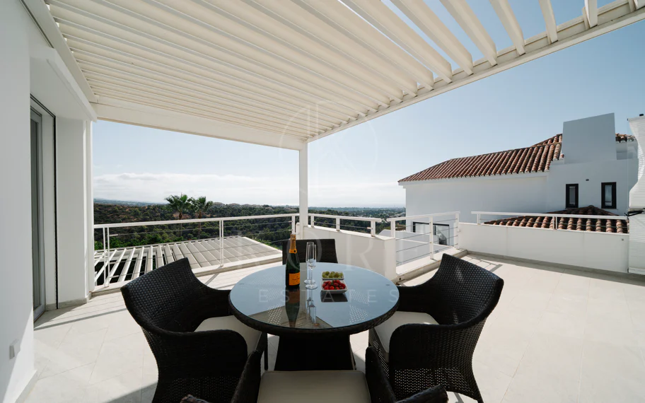 Exclusiva villa en Nueva Andalucía con vistas panorámicas