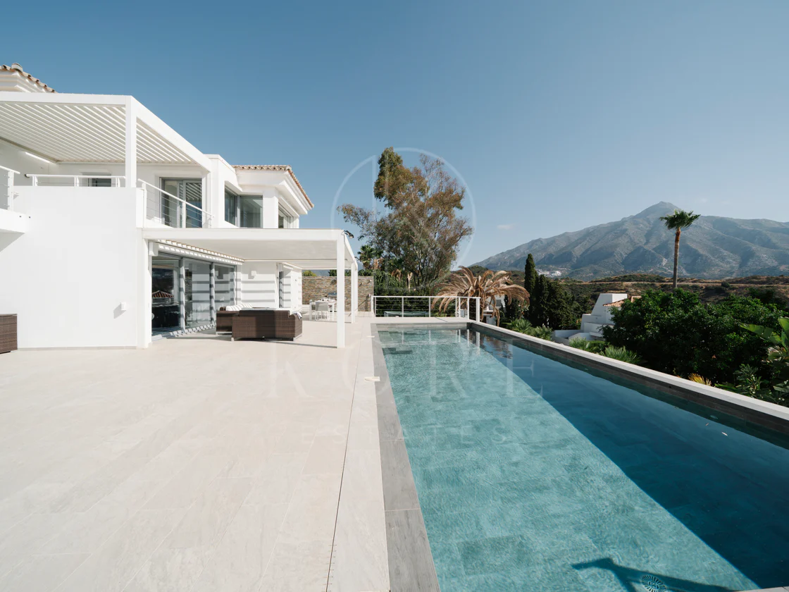 Exclusive Villa in Nueva Andalucía with Panoramic Views