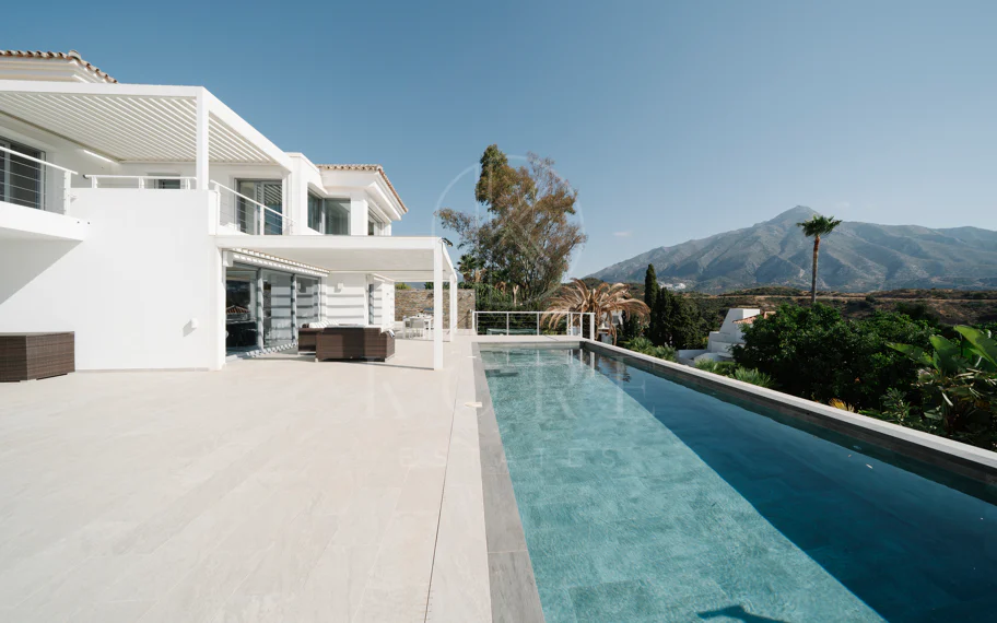 Exclusiva villa en Nueva Andalucía con vistas panorámicas
