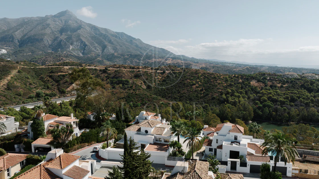 Exclusive Villa in Nueva Andalucía with Panoramic Views
