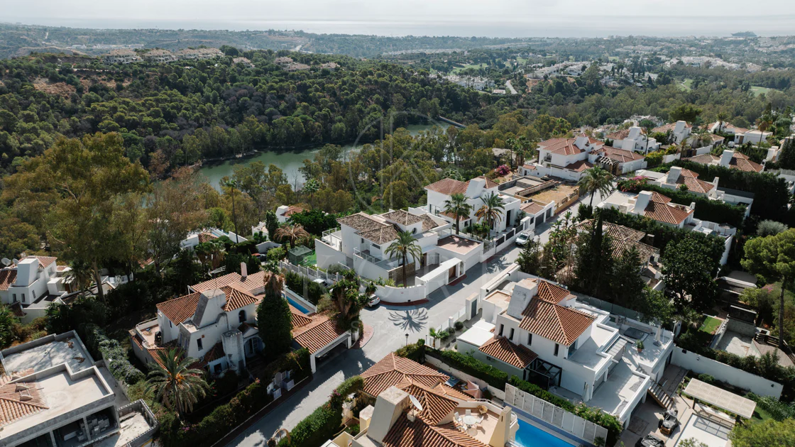 Exclusive Villa in Nueva Andalucía with Panoramic Views