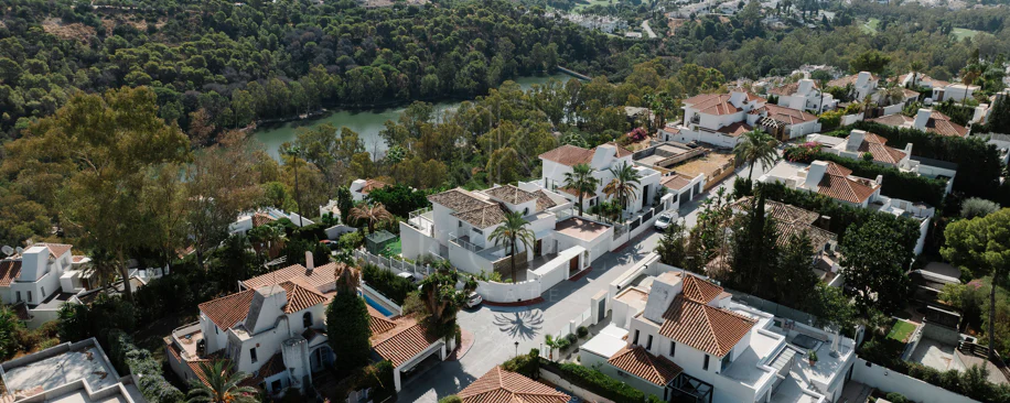 Exclusive Villa in Nueva Andalucía with Panoramic Views