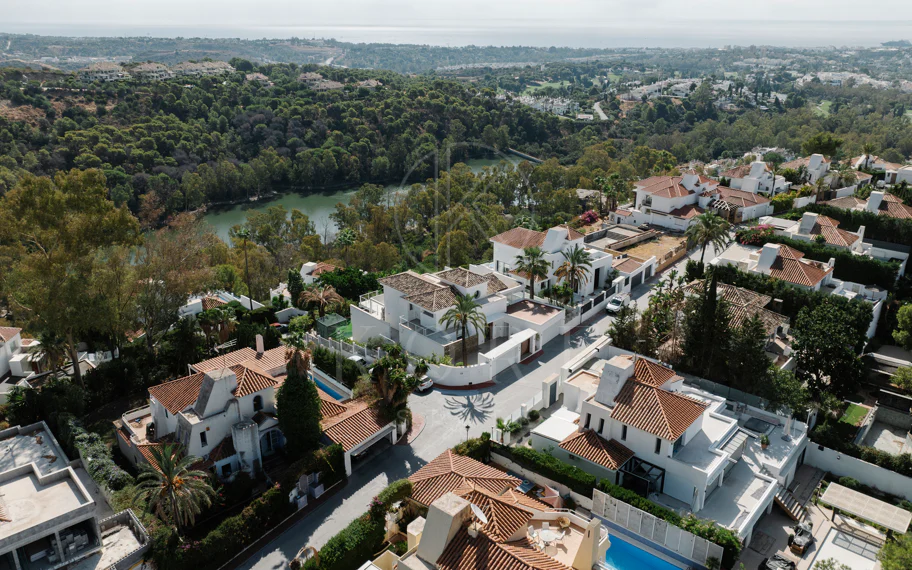 Exclusiva villa en Nueva Andalucía con vistas panorámicas