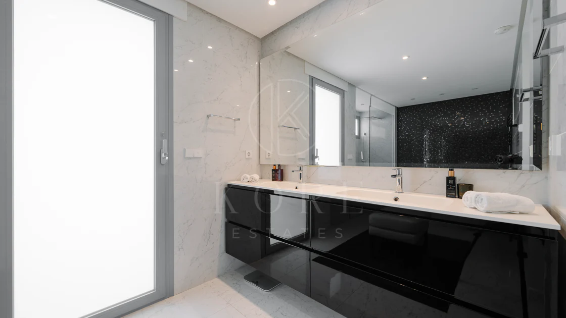 Exclusive Villa in Nueva Andalucía with Panoramic Views