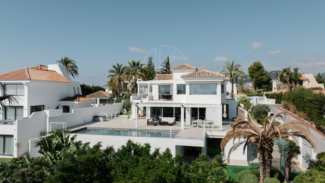 Exclusive Villa in Nueva Andalucía with Panoramic Views