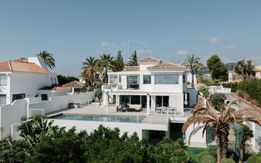 Exclusiva villa en Nueva Andalucía con vistas panorámicas