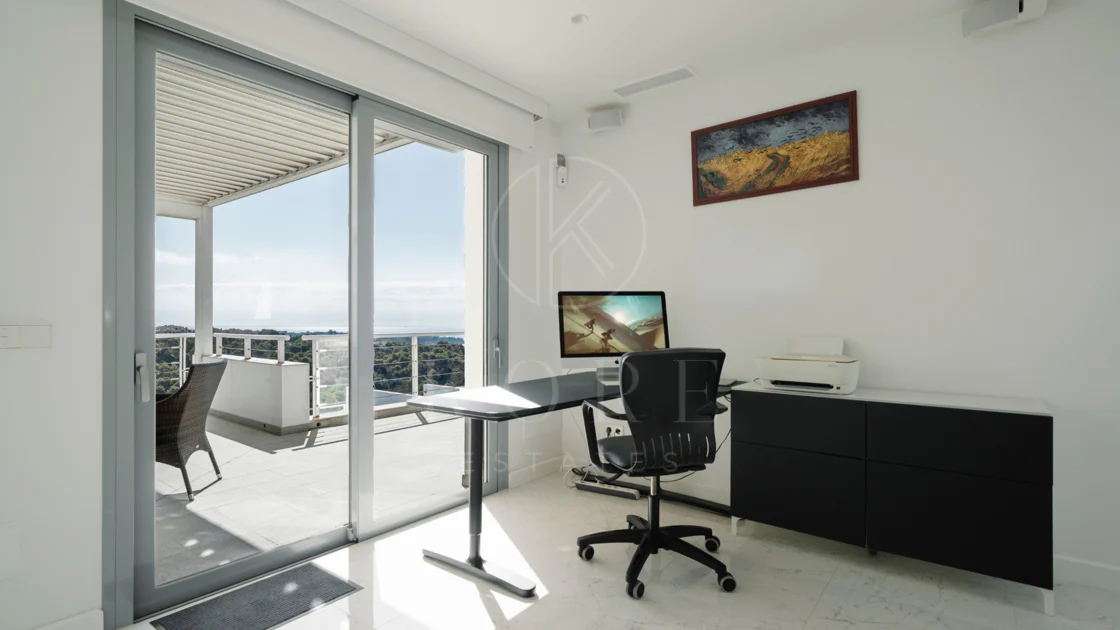 Exclusive Villa in Nueva Andalucía with Panoramic Views
