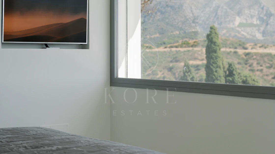 Exclusive Villa in Nueva Andalucía with Panoramic Views