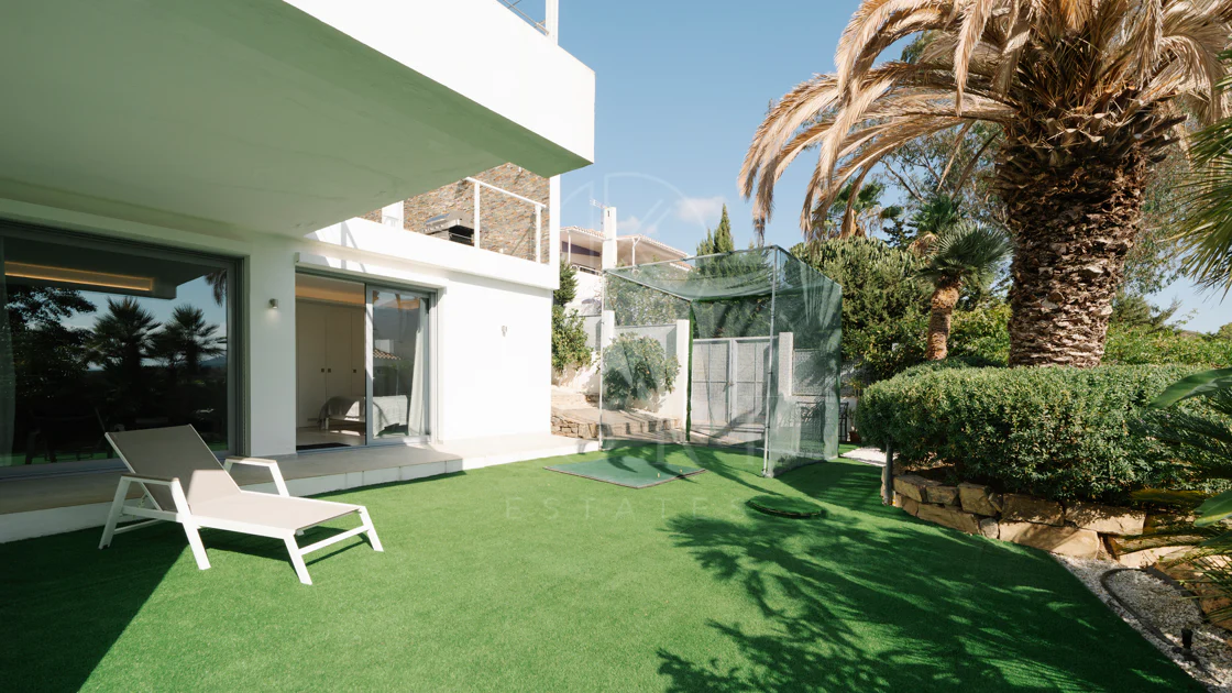 Exclusive Villa in Nueva Andalucía with Panoramic Views