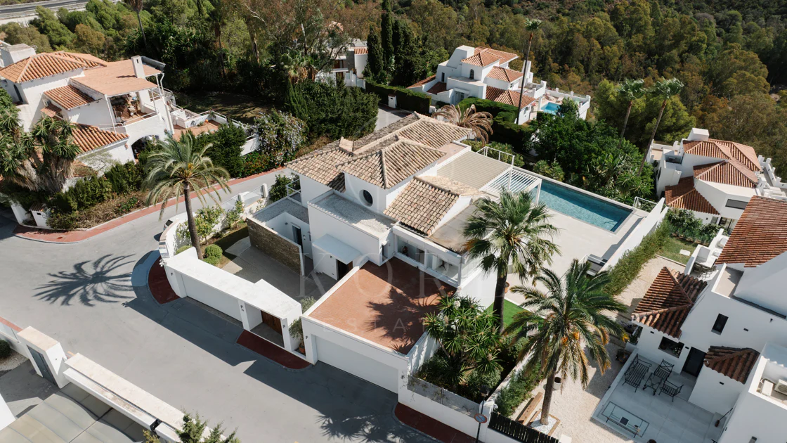 Exclusive Villa in Nueva Andalucía with Panoramic Views