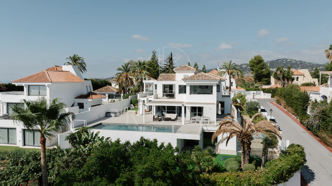 Exclusive Villa in Nueva Andalucía with Panoramic Views
