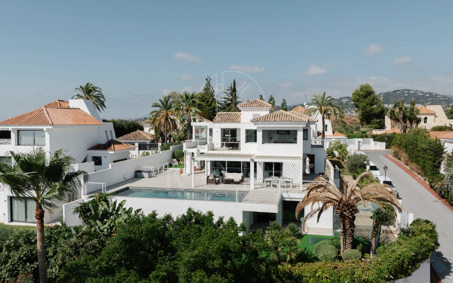 Exclusiva villa en Nueva Andalucía con vistas panorámicas