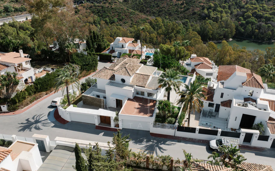 Exclusiva villa en Nueva Andalucía con vistas panorámicas