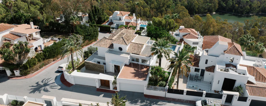 Exclusive Villa in Nueva Andalucía with Panoramic Views