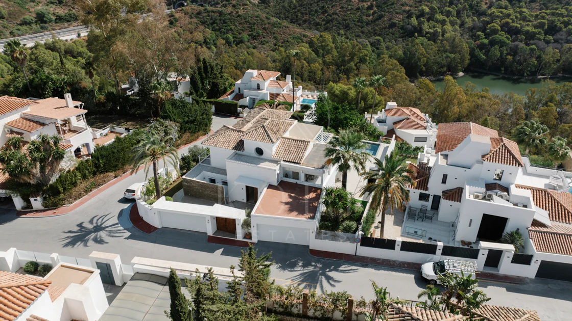 Exclusive Villa in Nueva Andalucía with Panoramic Views