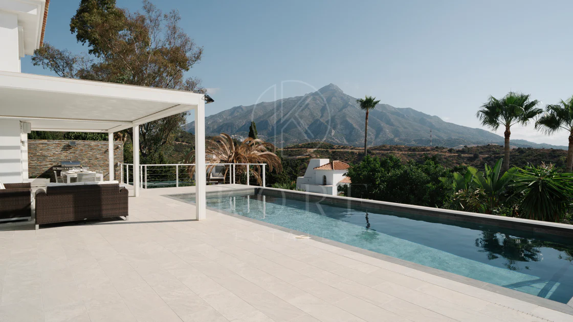 Exclusive Villa in Nueva Andalucía with Panoramic Views