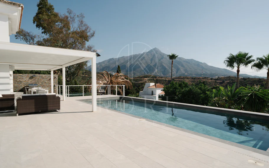 Exclusiva villa en Nueva Andalucía con vistas panorámicas