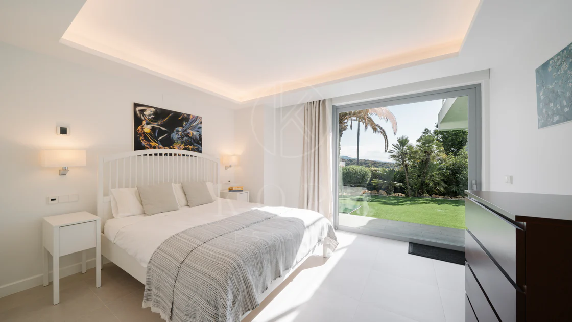 Exclusive Villa in Nueva Andalucía with Panoramic Views