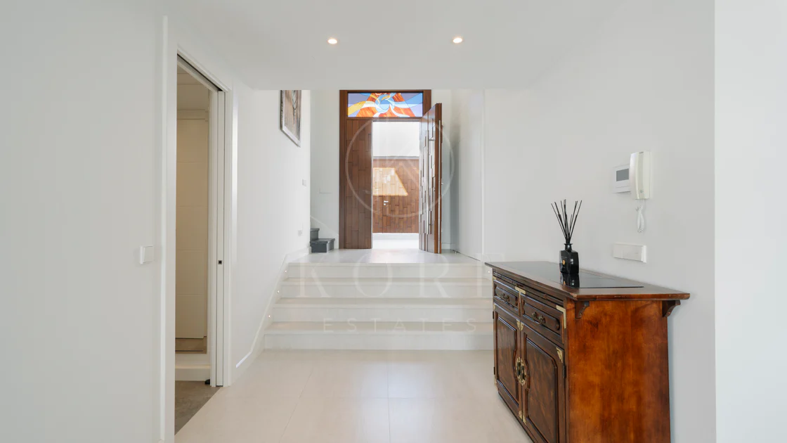 Exclusive Villa in Nueva Andalucía with Panoramic Views
