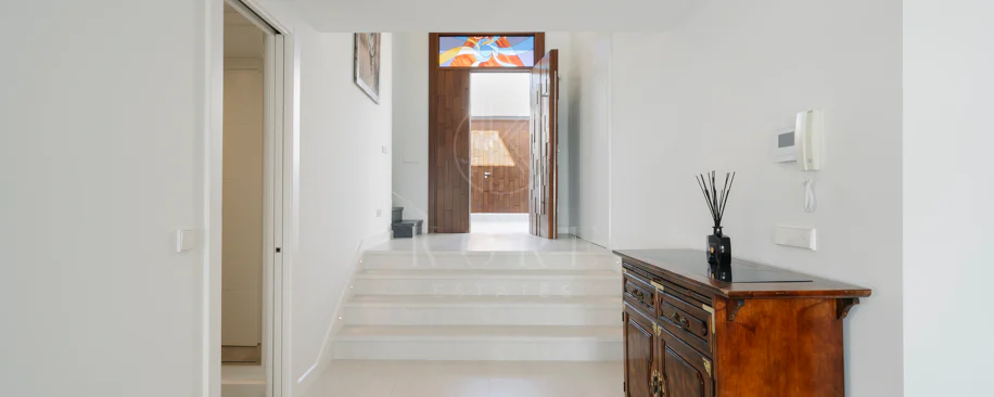 Exclusive Villa in Nueva Andalucía with Panoramic Views