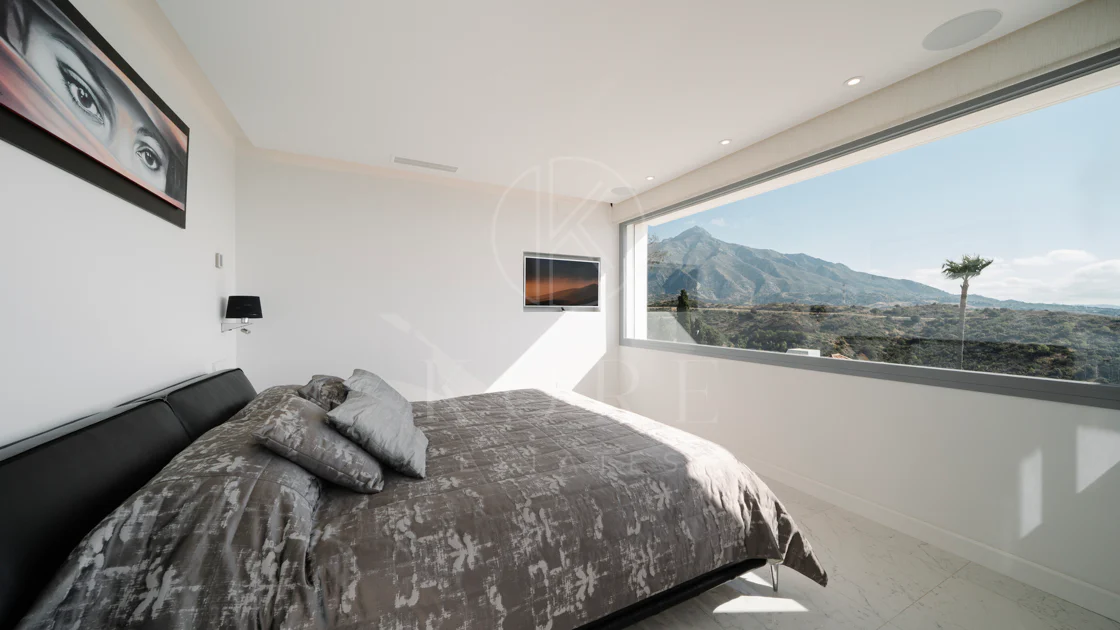 Exclusive Villa in Nueva Andalucía with Panoramic Views
