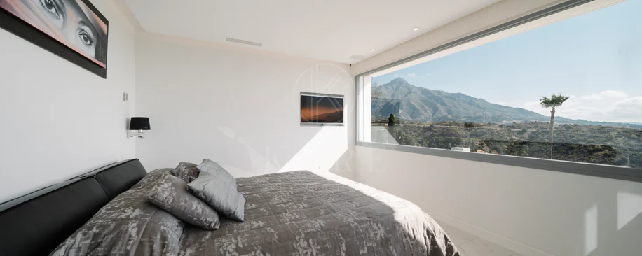 Exclusive Villa in Nueva Andalucía with Panoramic Views
