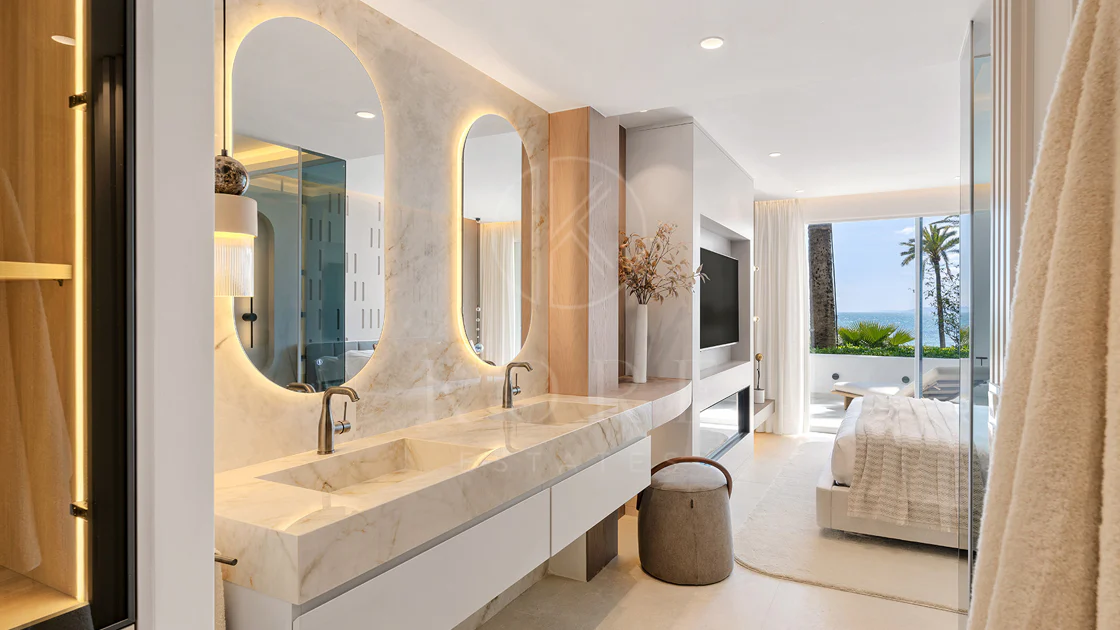 Primera Línea de Playa, Apartamento Renovado Estepona