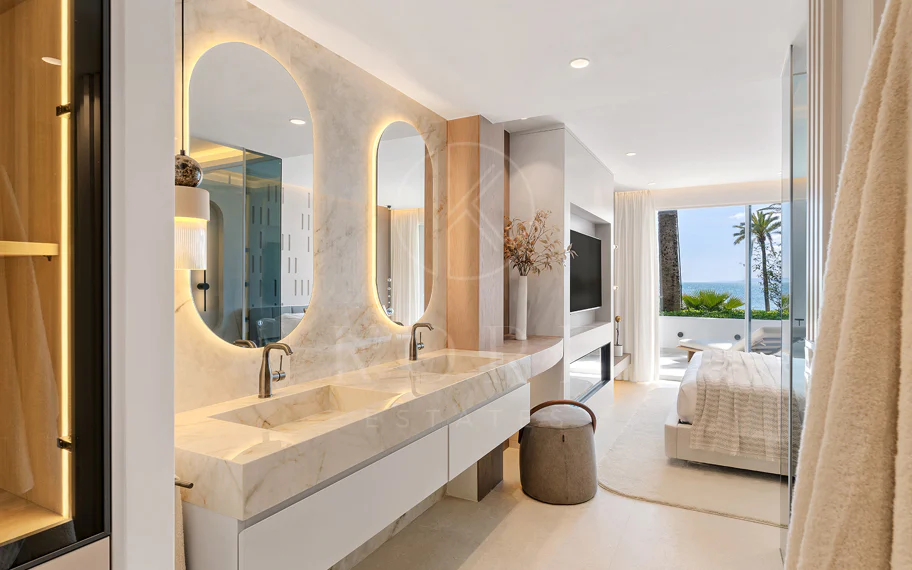 Primera Línea de Playa, Apartamento Renovado Estepona