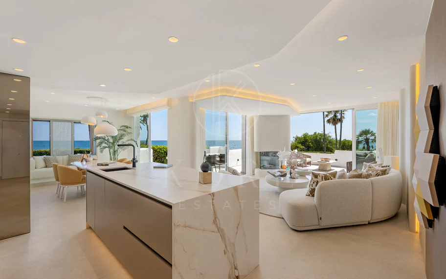 Primera Línea de Playa, Apartamento Renovado Estepona