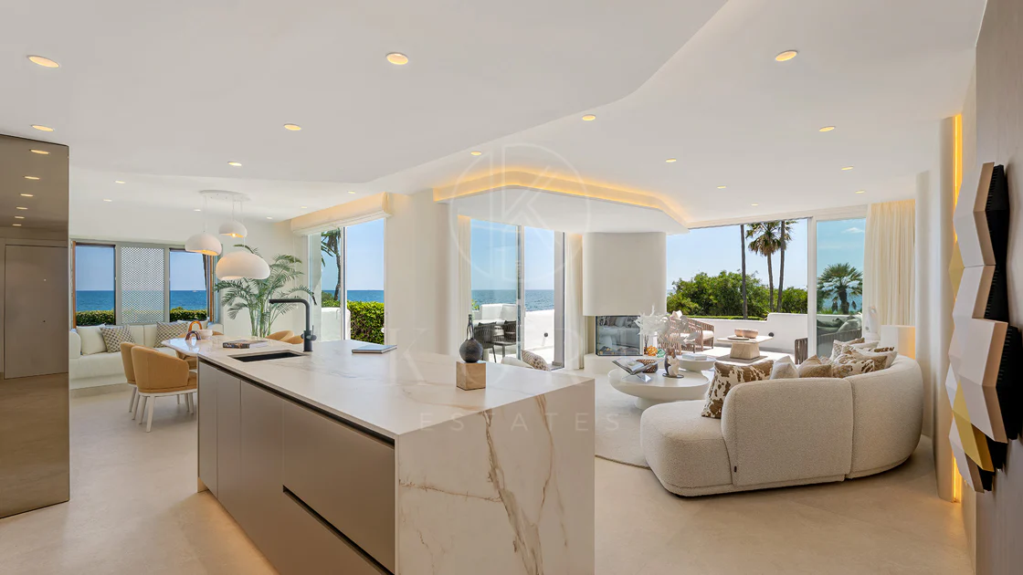 Primera Línea de Playa, Apartamento Renovado Estepona