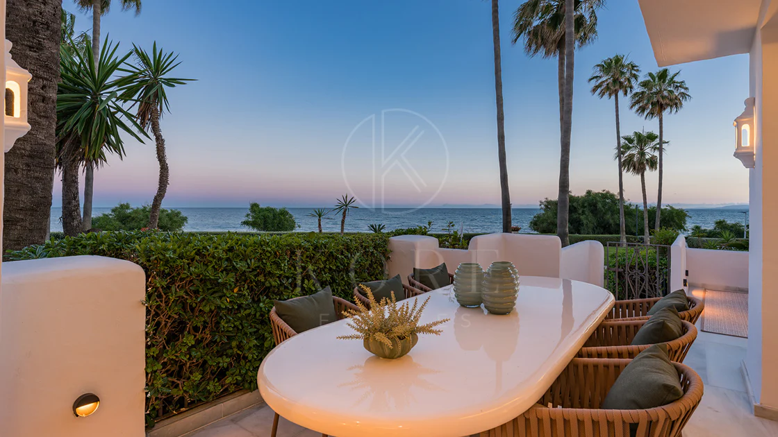 Primera Línea de Playa, Apartamento Renovado Estepona