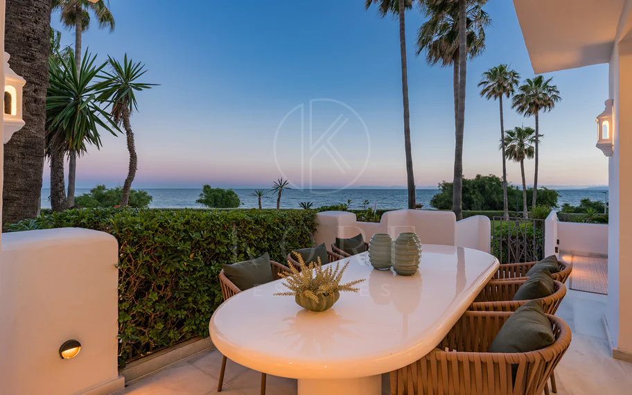 Primera Línea de Playa, Apartamento Renovado Estepona